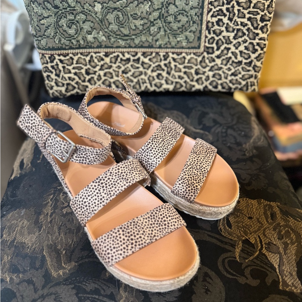 Universal Thread Leopard Print Sandals - image 4
